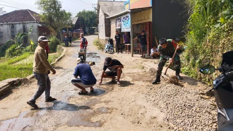 Babinsa Koramil 2208/Nyalindung Bersama Warga Laksanakan Bakti Perbaikan Jalan Berlobang Di Desa Neglasari