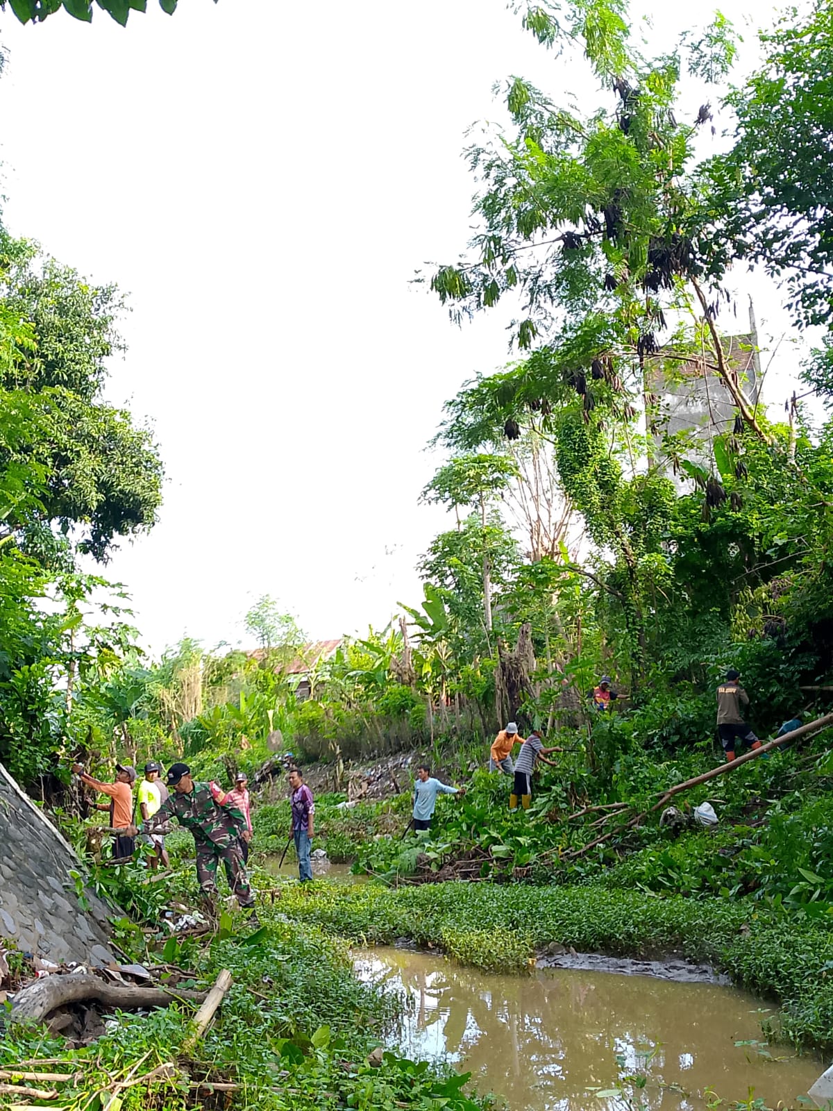 Babinsa Koramil 1614-05/Pekat Kodim 1614/Dompu Pimpin Gotong Royong Bersihkan Sungai Bersama Warga