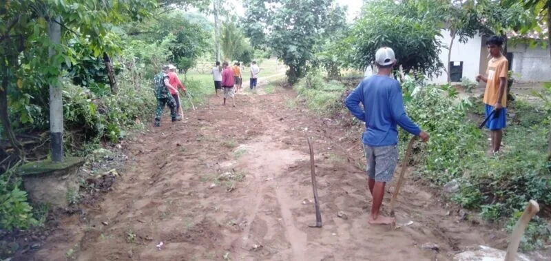 Babinsa Koramil 2215/Ciemas Bersama Warga Gelar Bakti Pembersihan Jalan Lingkungan Di Desa Mandrajaya