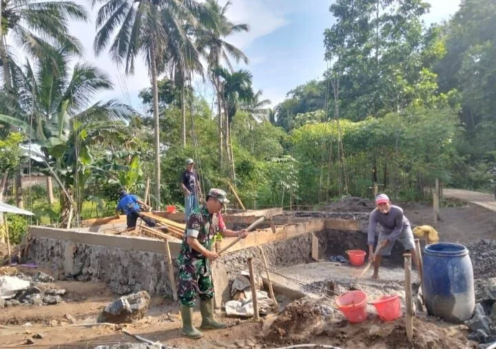 Babinsa Koramil 2210/Pabuaran Gelar Karya Bakti Bersama Warga Di Desa Ciwalat