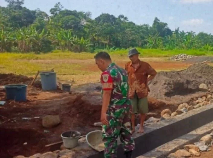 Babinsa Koramil 2206/Parakansalak Bersama Warga Laksanakan Karya Bakti Perbaikan Parit di Desa Lebaksari