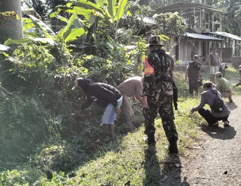 Babinsa Koramil 2202/Palabuhanratu Laksanakan Bakti Pembersihan Jalan di Desa Kertajaya