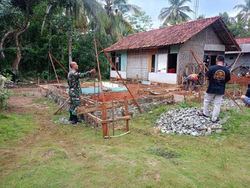 Babinsa Koramil 2215/Ciemas Gotong Royong Bantu Pembangunan Rumah Warga di Desa Ciemas