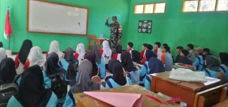 Babinsa Koramil 2207/Jampangtengah Berikan Materi Wawasan Kebangsaan Kepada Siswa SMPN 1 Jampangtengah