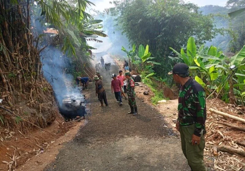 Babinsa Koramil 2213/Jampangkulon Bersama Warga Laksanakan Bakti di Desa Padajaya
