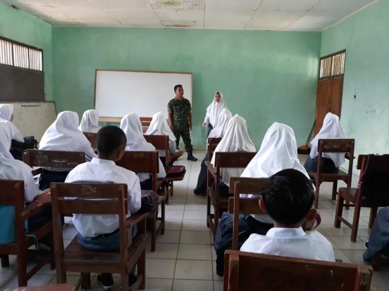 Babinsa Koramil 2214/Surade Berikan Wawasan Kebangsaan Kepada Siswa MA Asyriah Desa Sirnasari