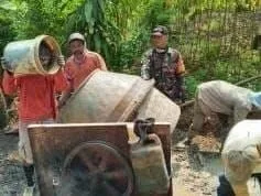 Babinsa Koramil 2207/Jampangtengah Bersama Warga Laksanakan Karya Bakti Pengecoran Jalan Desa