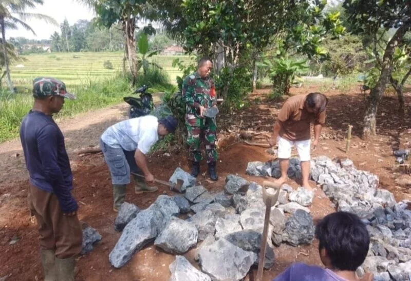Babinsa Koramil 2209/Lengkong Gotong Royong Bersama Warga Laksanakan Perkerasan Jalan Menuju TPU