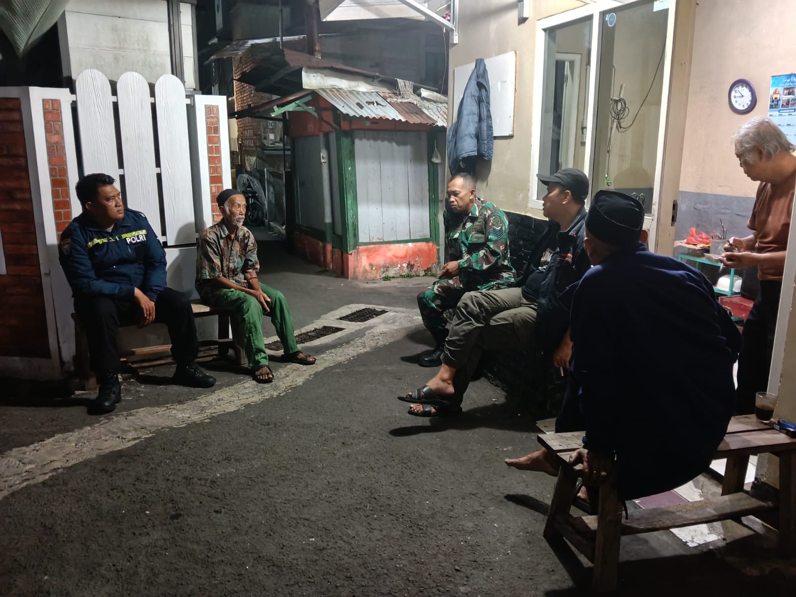 Babinsa Benteng Koramil 0607-07/Warudoyong Ajak Warga Tingkatkan Ronda Malam Demi Jaga Kamtibmas