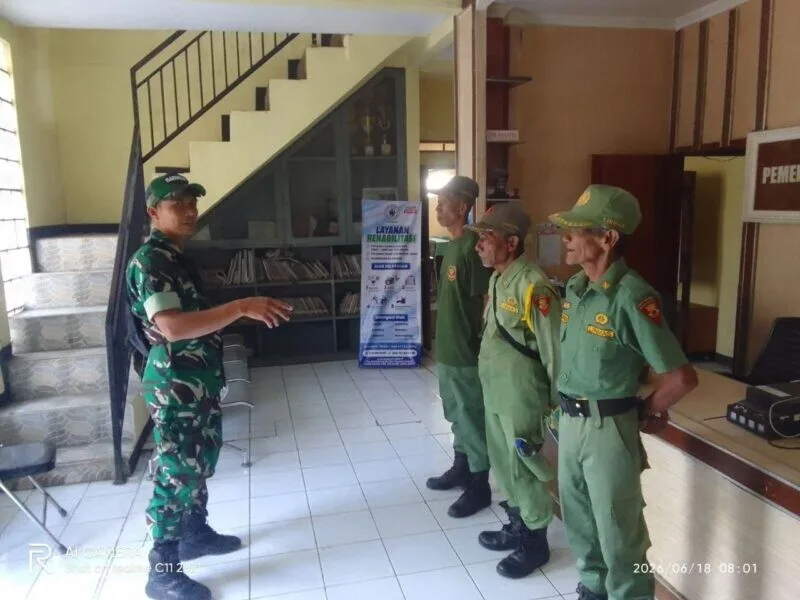 Babinsa Koramil 2208/Nyalindung Berikan Pengarahan kepada Anggota Linmas Desa Cijangkar