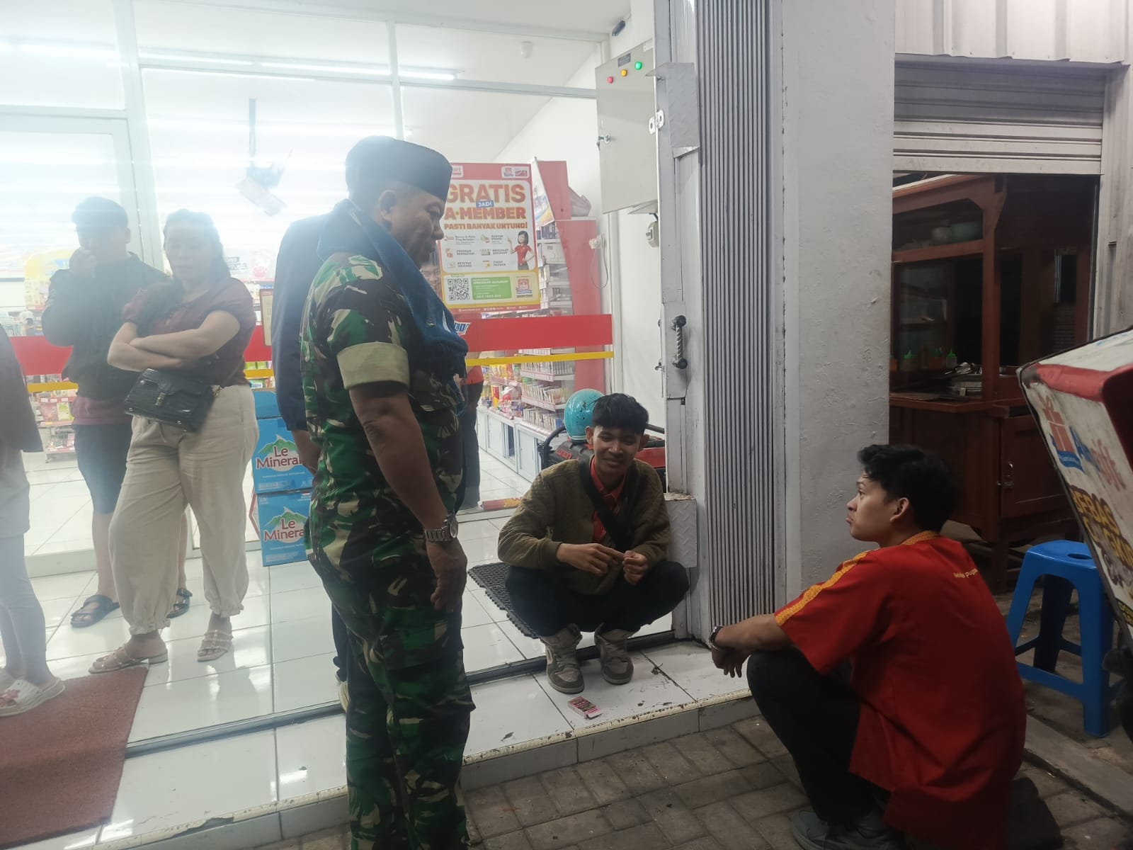 Babinsa Koramil 0607-06/Gunung Puyuh Intensifkan Komsos dan Patroli Malam di Wilayah Binaan