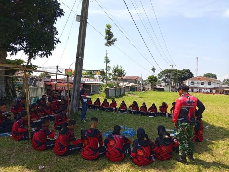 Babinsa Koramil 2205/Kalapanunggal Latih Calon Paskibra Kecamatan Kalapanunggal