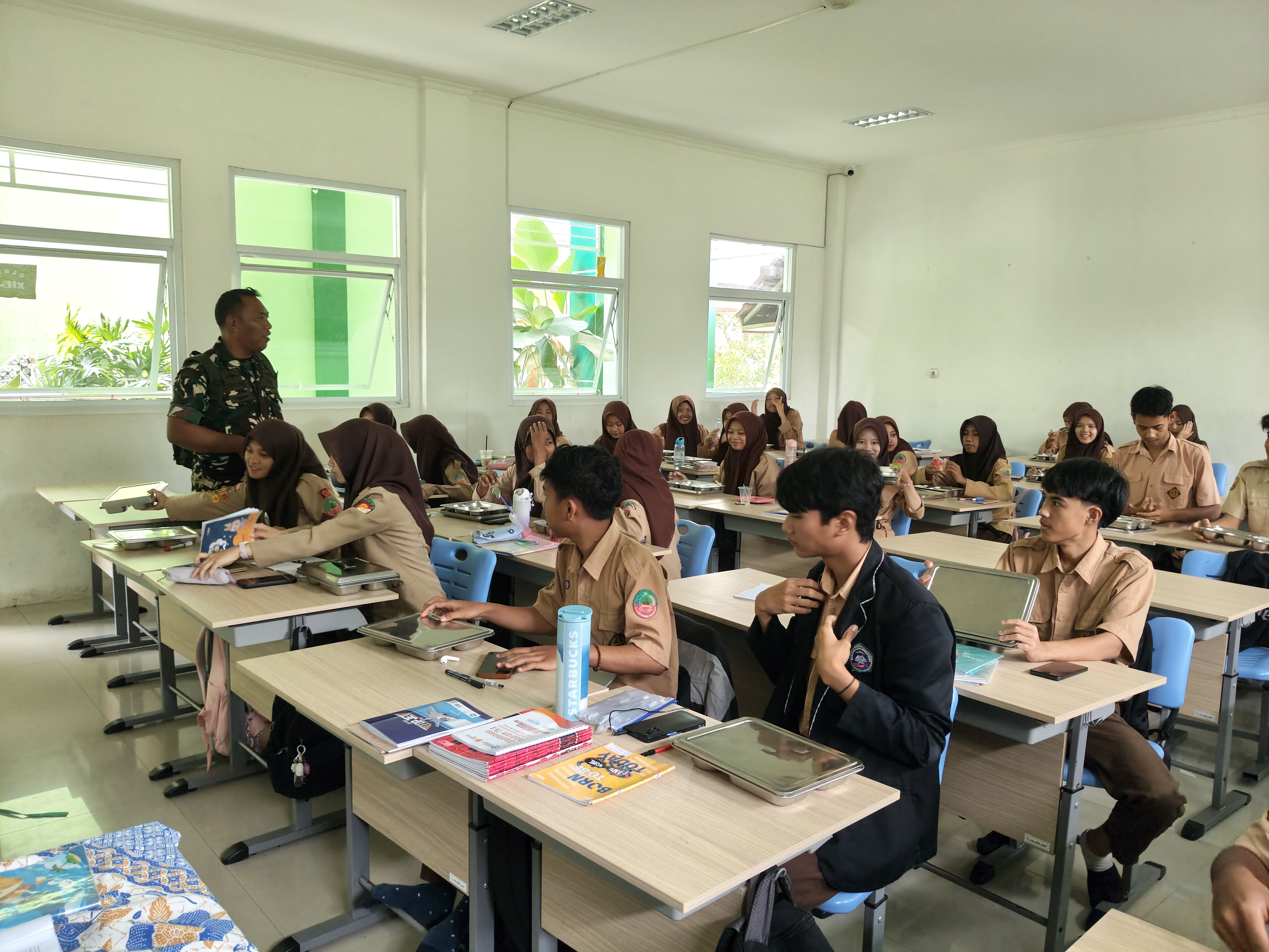 Babinsa Koramil 1105/Cibatu Tanamkan Nilai-Nilai Kebangsaan kepada Siswa MAN 2 Garut