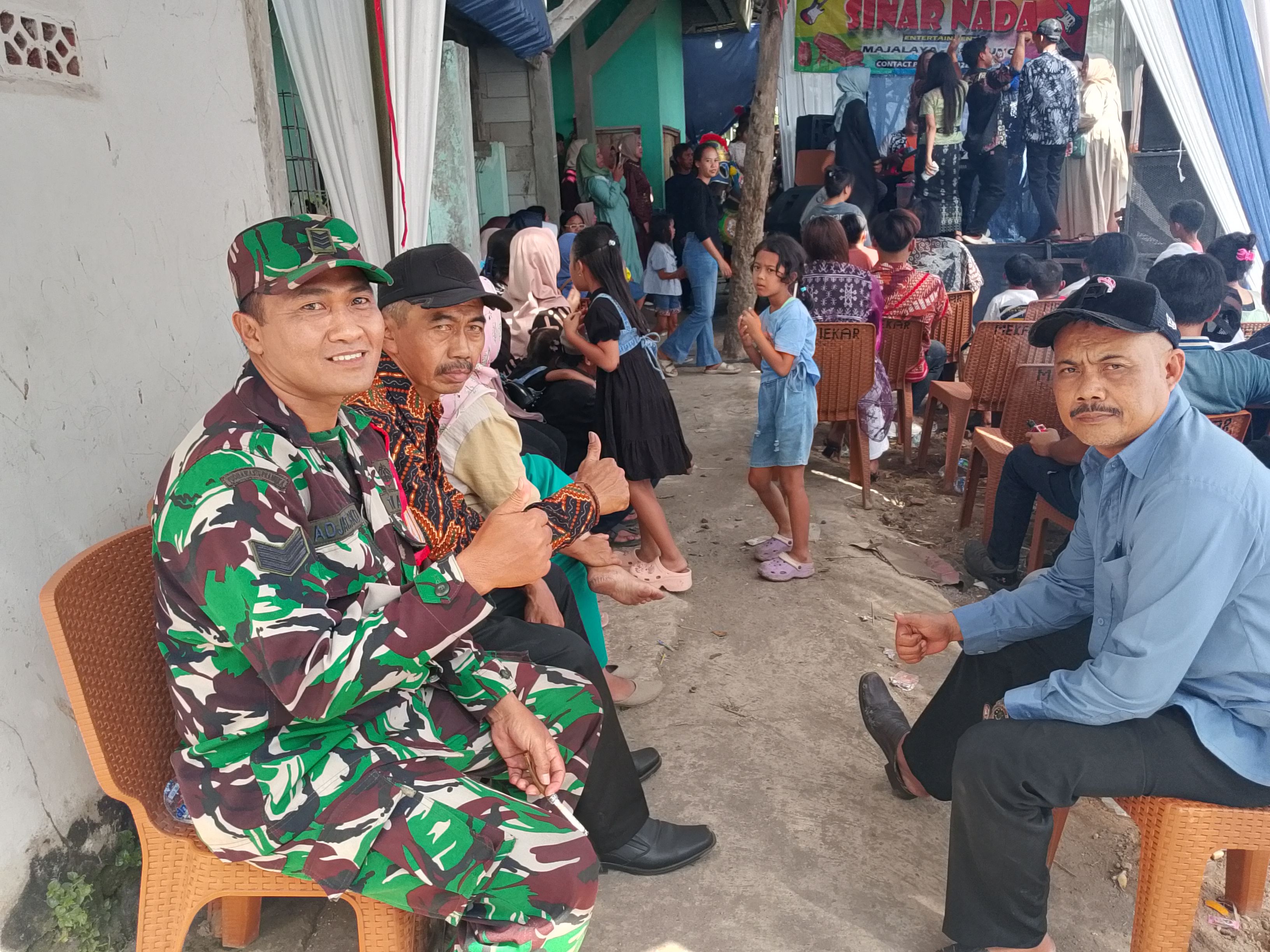 Babinsa Sukamaju Bersama Linmas Laksanakan Pengamanan Syukuran Hajatan, Ciptakan Situasi Aman dan Kondusif