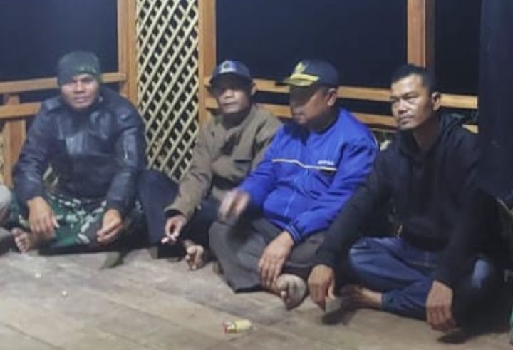 Babinsa Neglasari Serma Aba Hoeruman Laksanakan Ronda Malam Bersama Warga, Perkuat Keamanan Lingkungan