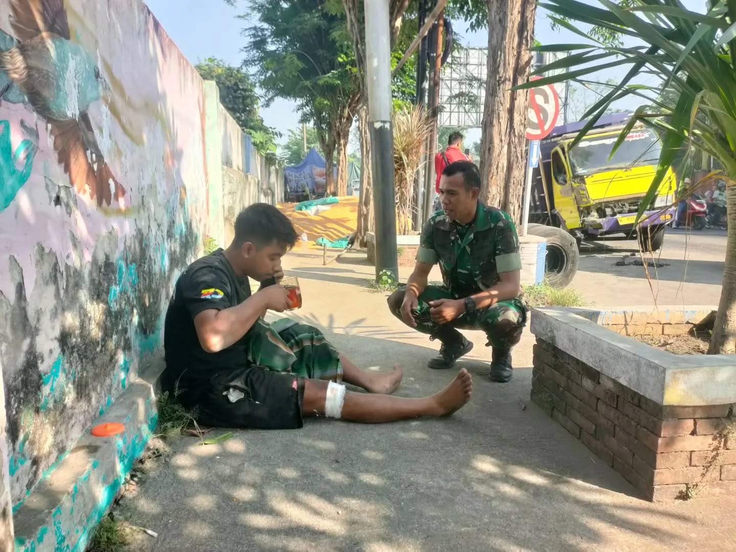 Prajurit Yonif 503 Kostrad Sigap Evakuasi Truk Terguling