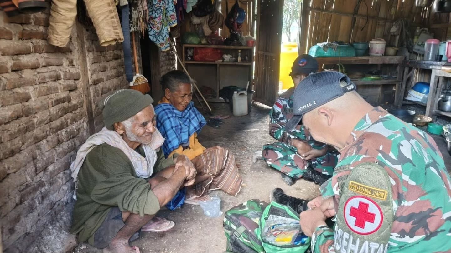 Satgas Yonarhanud 2 Kostrad Berikan Layanan Kesehatan Gratis di Perbatasan