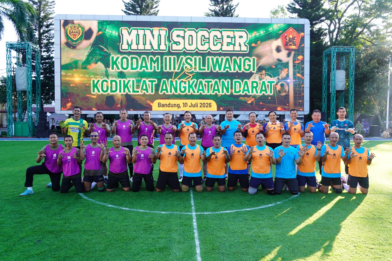 Makodam III/Siliwangi Taklukkan Kodiklatad 7-1, Pangdam Sumbang Empat Gol pada Laga Mini Soccer Persahabatan