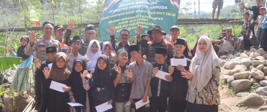 Dandim 0611/Garut Tinjau Jembatan Perintis Garuda, Salurkan Bantuan Sosial dan Santunan Anak Yatim di Cisompet