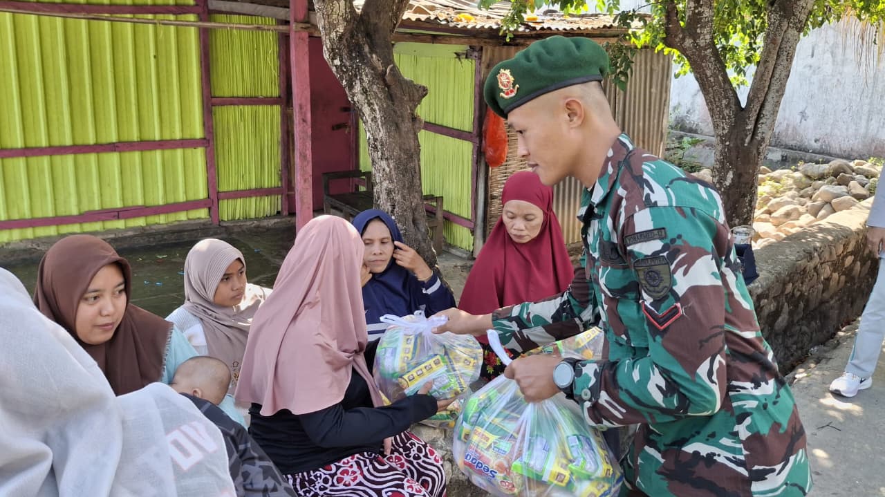 Yonarmed 12 Kostrad Berbagi Kebahagiaan, Salurkan Bantuan Sembako untuk Warga Tenukiik