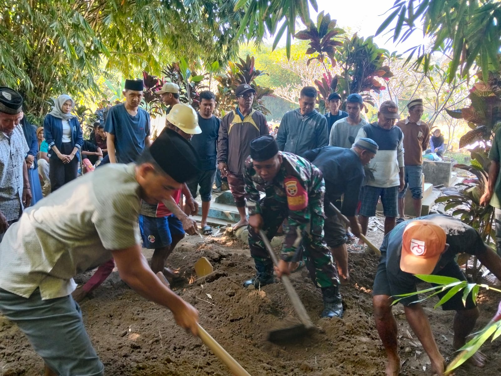 Melalui Takziah, Babinsa Koramil 1628-01/Taliwang Perkuat Kemanunggalan TNI dengan Rakyat