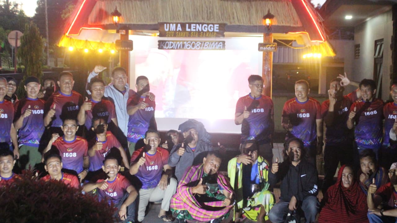 Suasana Hangat dan Keseruan Warnai Nobar Bola Gembira Bersama Kodim 1608/Bima