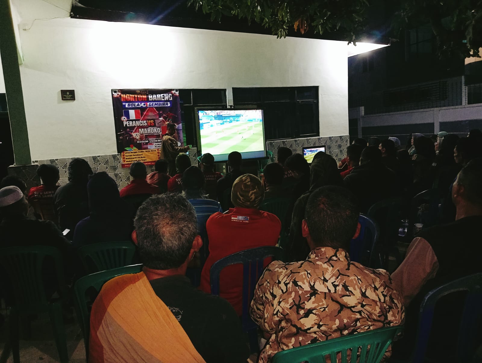 Suasana Penuh Keakraban, Warga Antusias Ikuti Nobar di Koramil 1608-04/Woha
