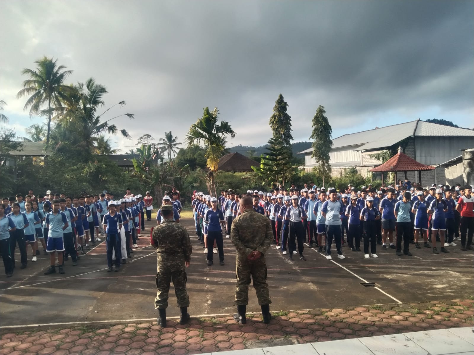 Anggota Koramil 1623-06/Selat Perkuat Karakter Generasi Muda Lewat Pelatihan PBB di Masa MPLS
