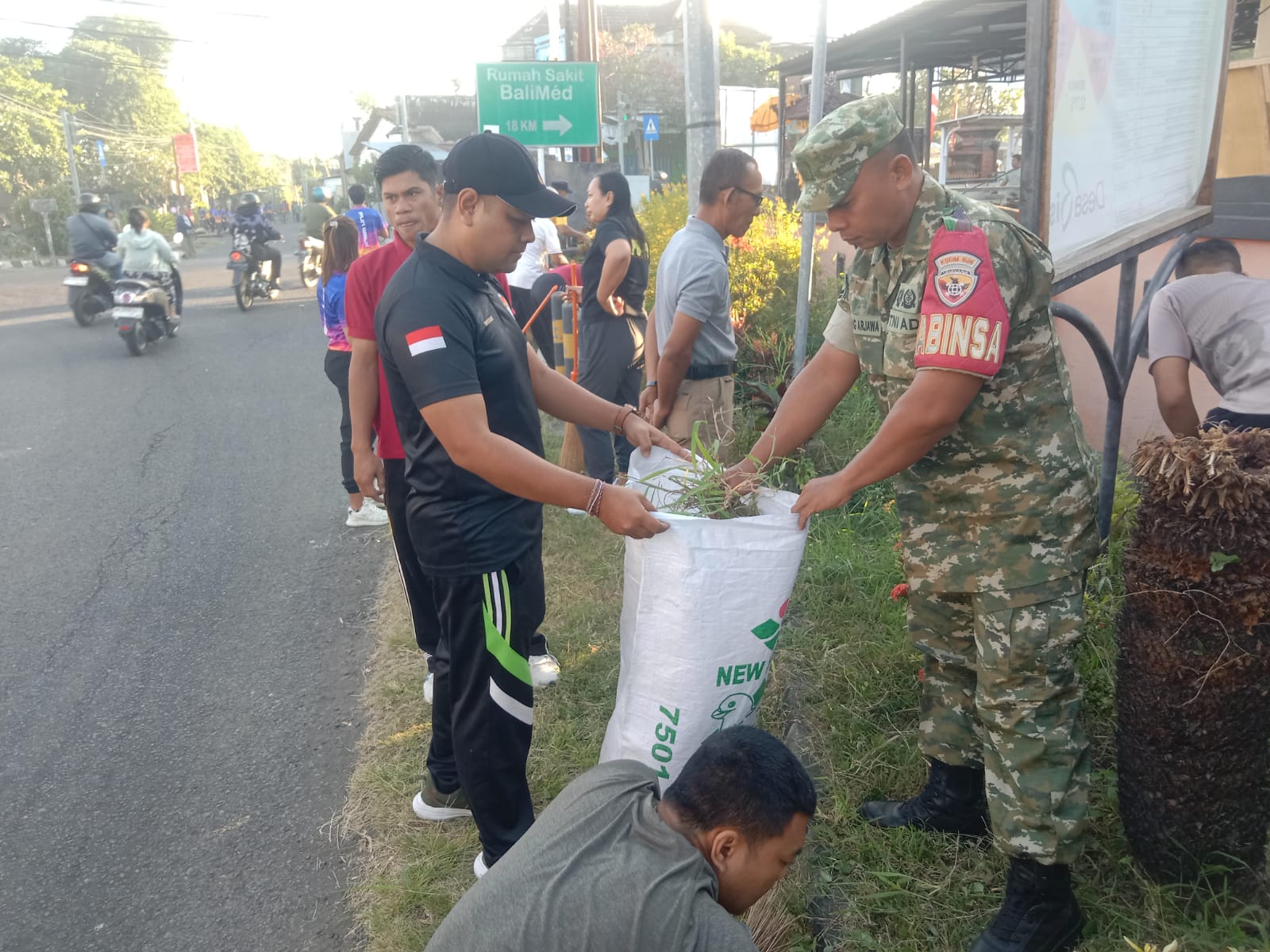 Semangat Kebersamaan, Koramil Banjar Gandeng Forkopimcam dan Elemen Masyarakat Bersihkan Kawasan Simpang Empat Banjar