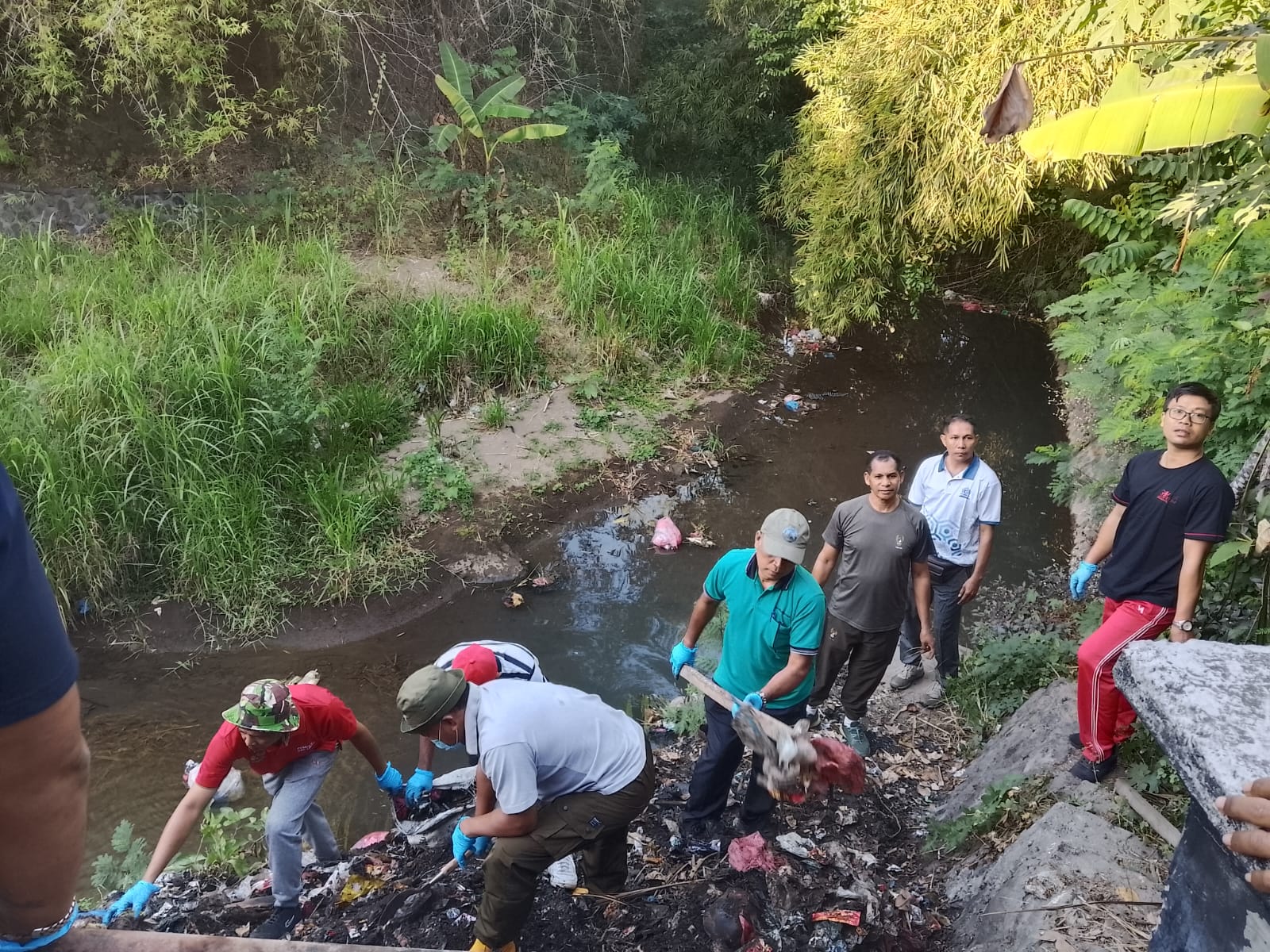 Sinergi TNI dan Masyarakat, Bati Tuud Koramil 1609-09/Sawan Bersama Babinsa Giri Emas Sukseskan Gerakan Buleleng Bersih Sampah