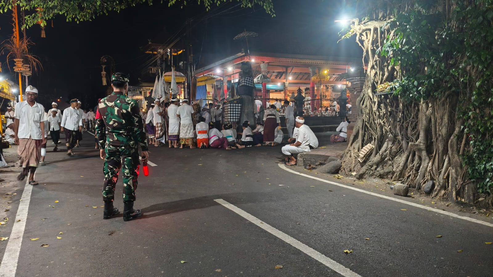 Lestarikan Warisan Leluhur, Tradisi Mececingak Di Banjarangkan Dikawal Babinsa