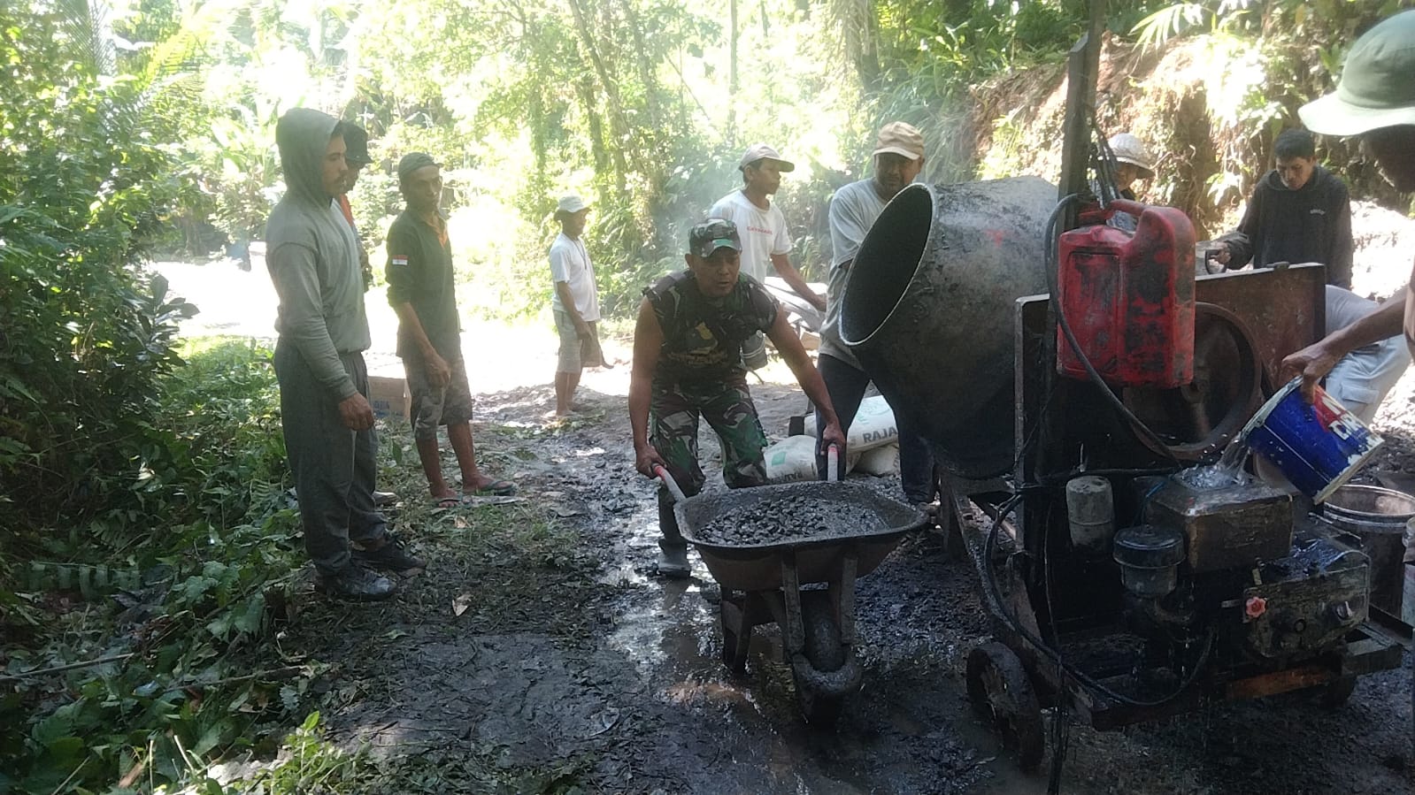 Babinsa Koramil 1623-04/Sidemen dan Warga Bersinergi Bangun Jalan Rabat Beton Untuk Kelancaran Akses Masyarakat