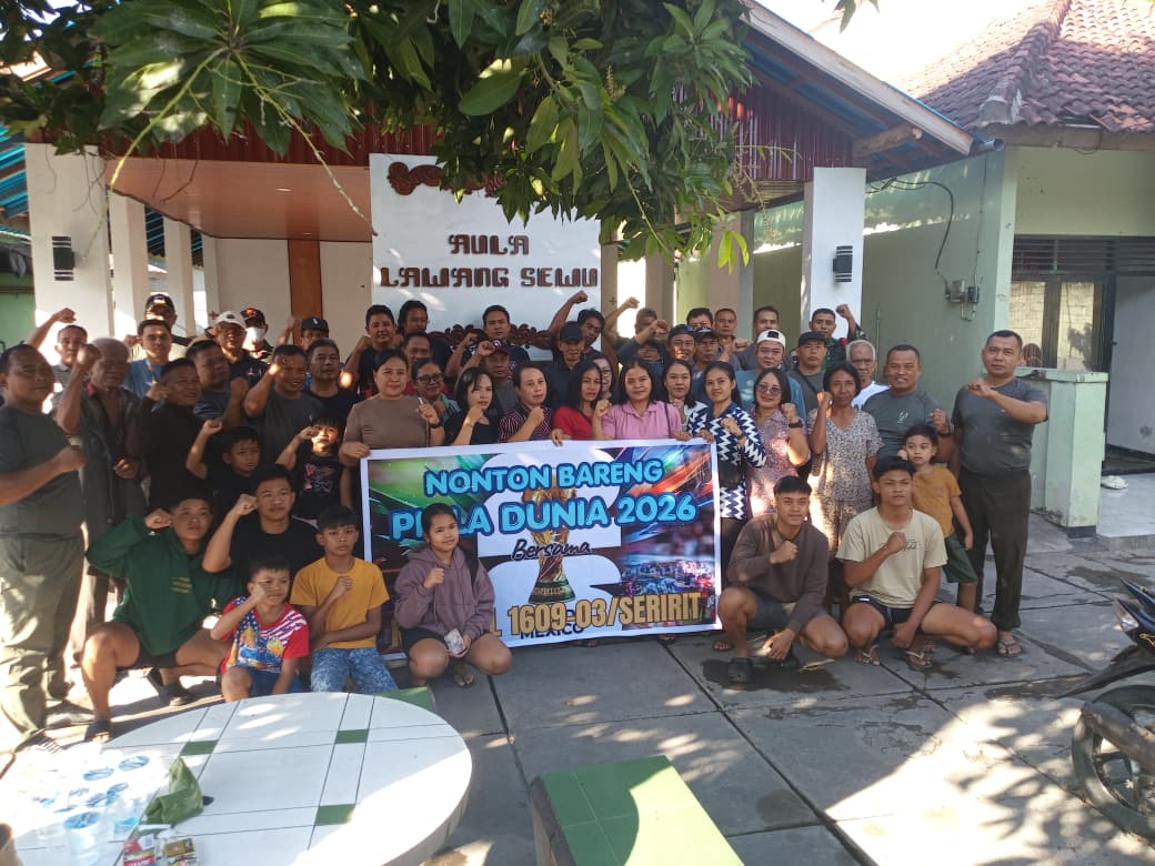 Nonton Bareng Piala Dunia 2026 Jadi Sarana Komunikasi Sosial, Danramil 1609-03/Seririt Bangun Sinergi dan Kebersamaan Bersama Warga Kecamatan Seririt