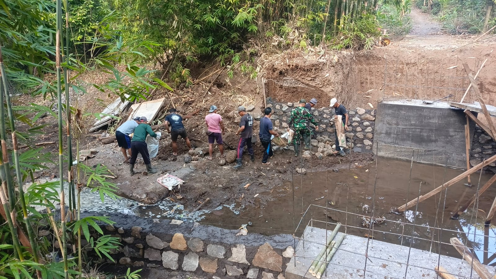 Gotong Royong Jembatan Garuda: Wujud Nyata Kemanunggalan TNI dan Rakyat di Melaya