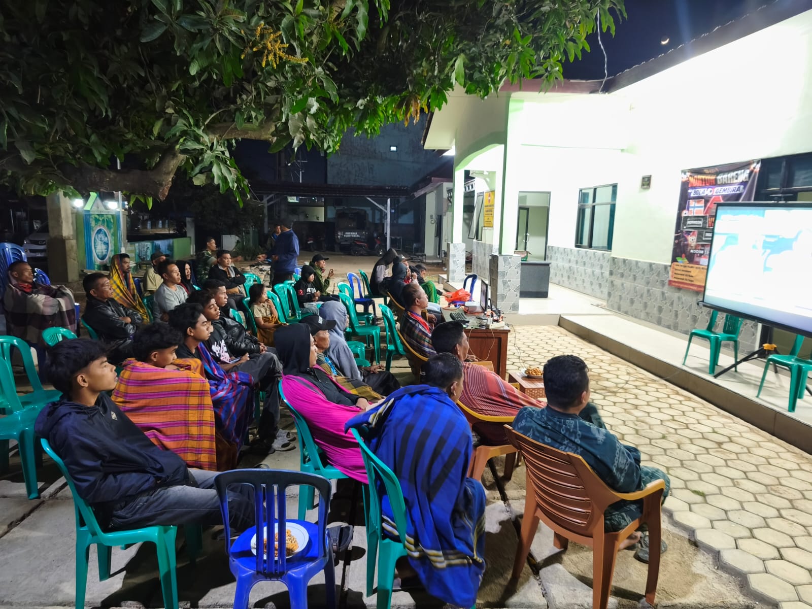 Suasana Meriah Warnai Nobar Piala Dunia di Halaman Koramil 1608-04/Woha