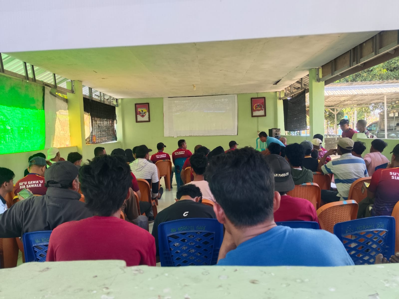 Antusiasme Tinggi, Warga Pilih Nobar di Koramil Meski Bisa Menonton dari Rumah Koramil 1608-03/Sape Jadi Pusat Kebersamaan Lewat Nobar Piala Dunia 2026