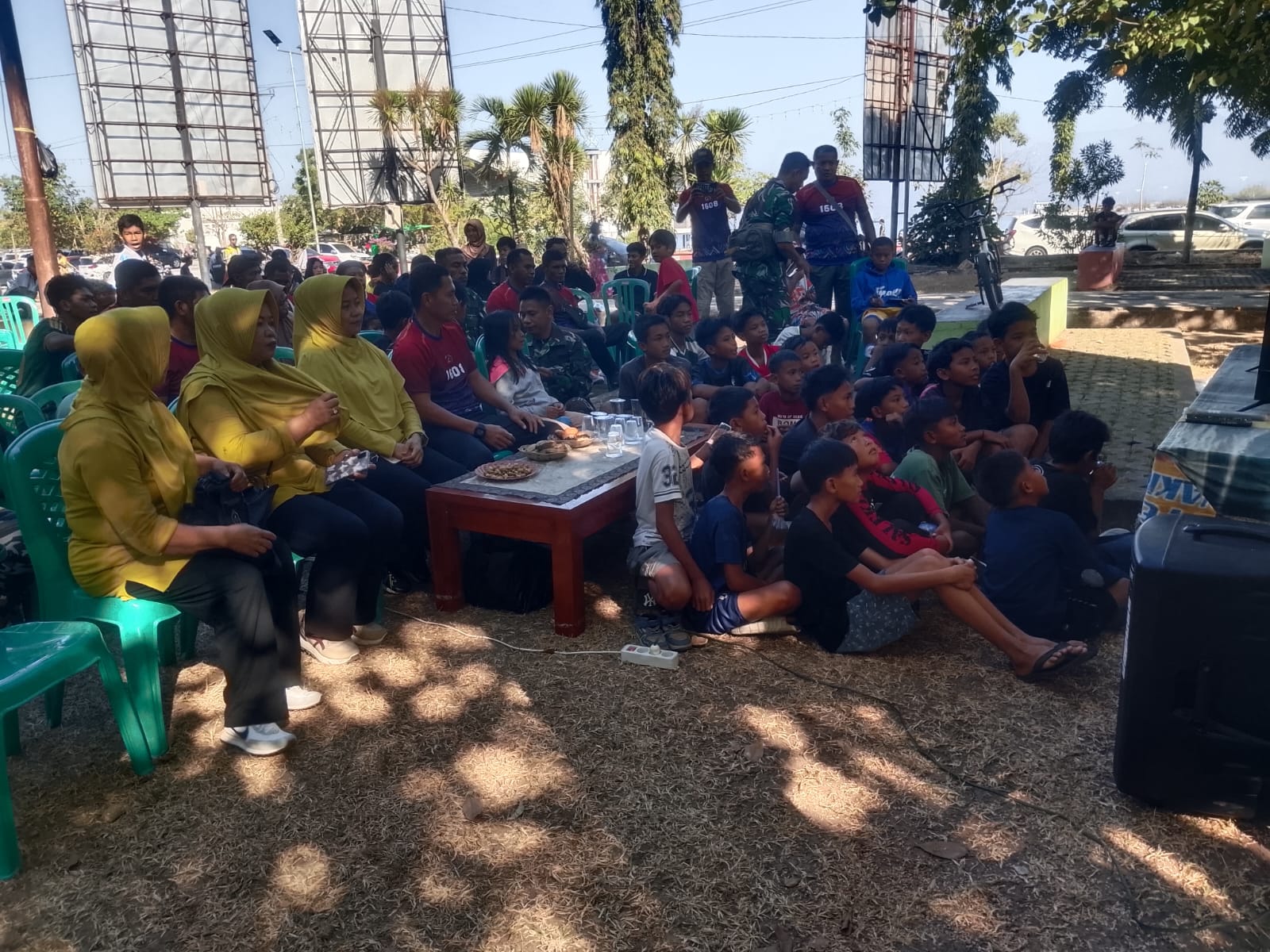Koramil 1608-01/Rasanae Gelar Nobar Piala Dunia, Pererat Kebersamaan TNI dan Masyarakat