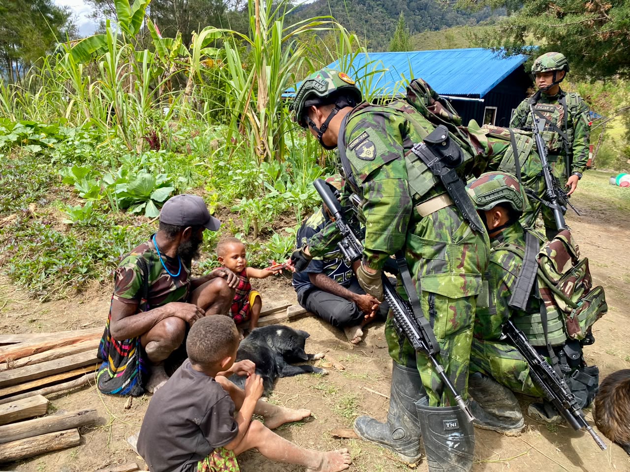 Pahlawan di Garis Depan, Prajurit Satgas Yonif 742/SWY Lindungi dan Rawat Warga yang Kesulitan Akses Kesehatan
