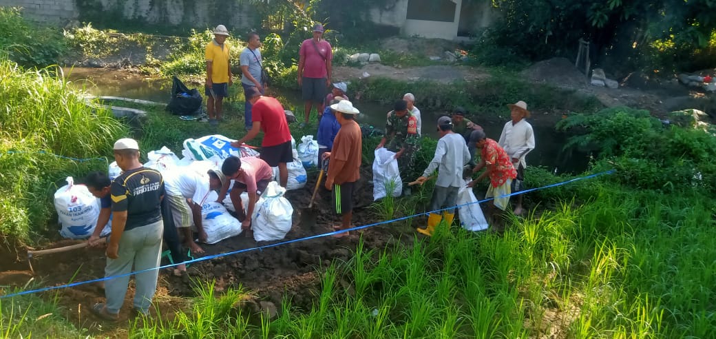 Babinsa dan Warga Bersatu Buka Irigasi, Wujudkan Manfaat Bendungan Meninting bagi Petani