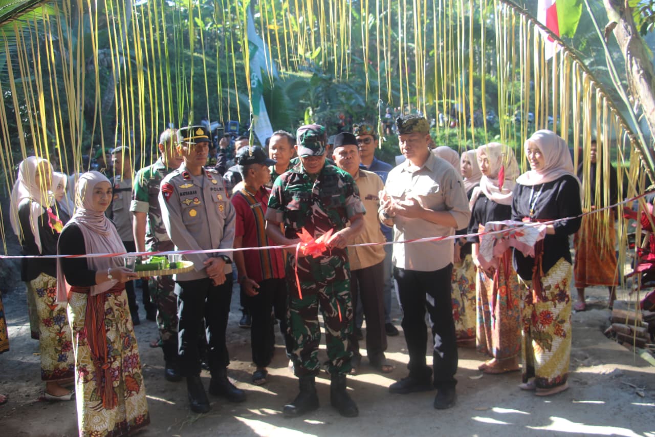 Sinergi TNI dan Pemerintah Resmikan Jembatan Merah Putih serta Tanam 200 Bibit Alpukat di Pesanggrahan