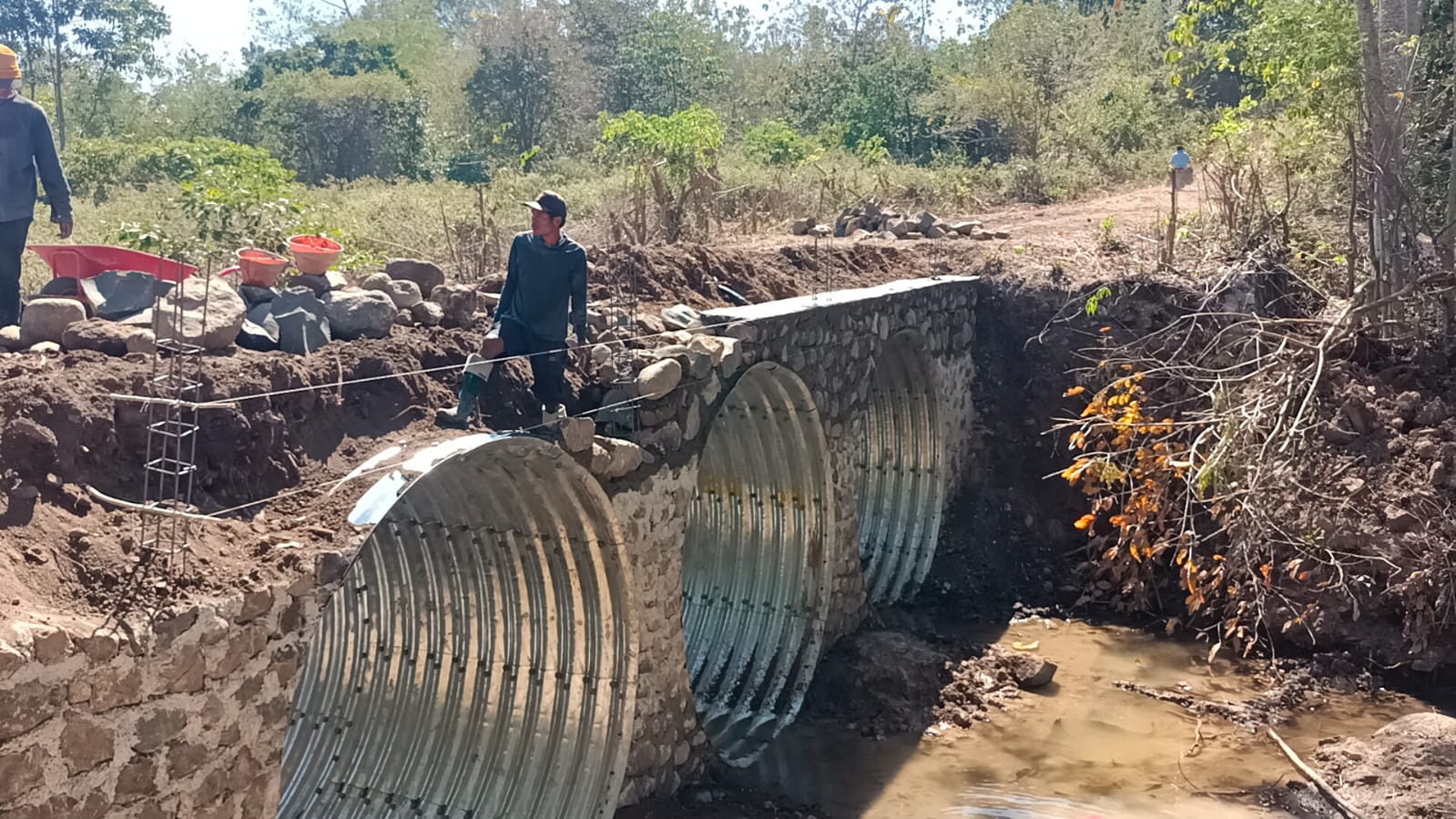 Enam Tahun Menanti, Pembangunan Jembatan Armco di Desa Woko Hadirkan Harapan Baru Warga