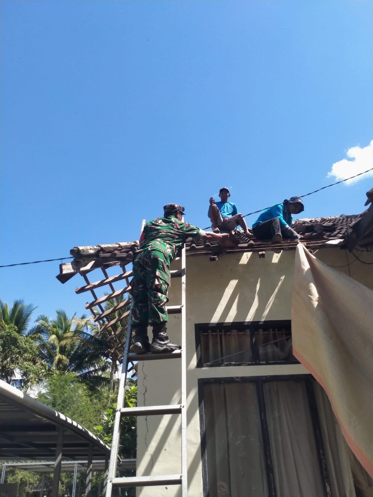 Babinsa Desa Rempe Hadir di Tengah Masyarakat Melalui Kegiatan Gotong Royong