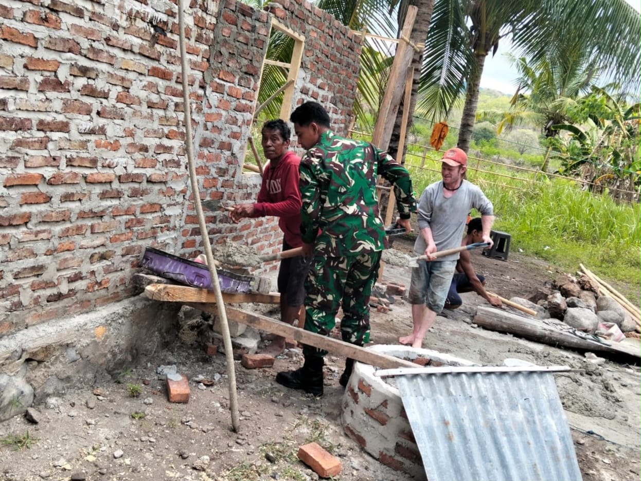 Babinsa Pantar Tengah Ajak Pemuda Jaga Kerukunan Saat Bantu Pembangunan Rumah Warga