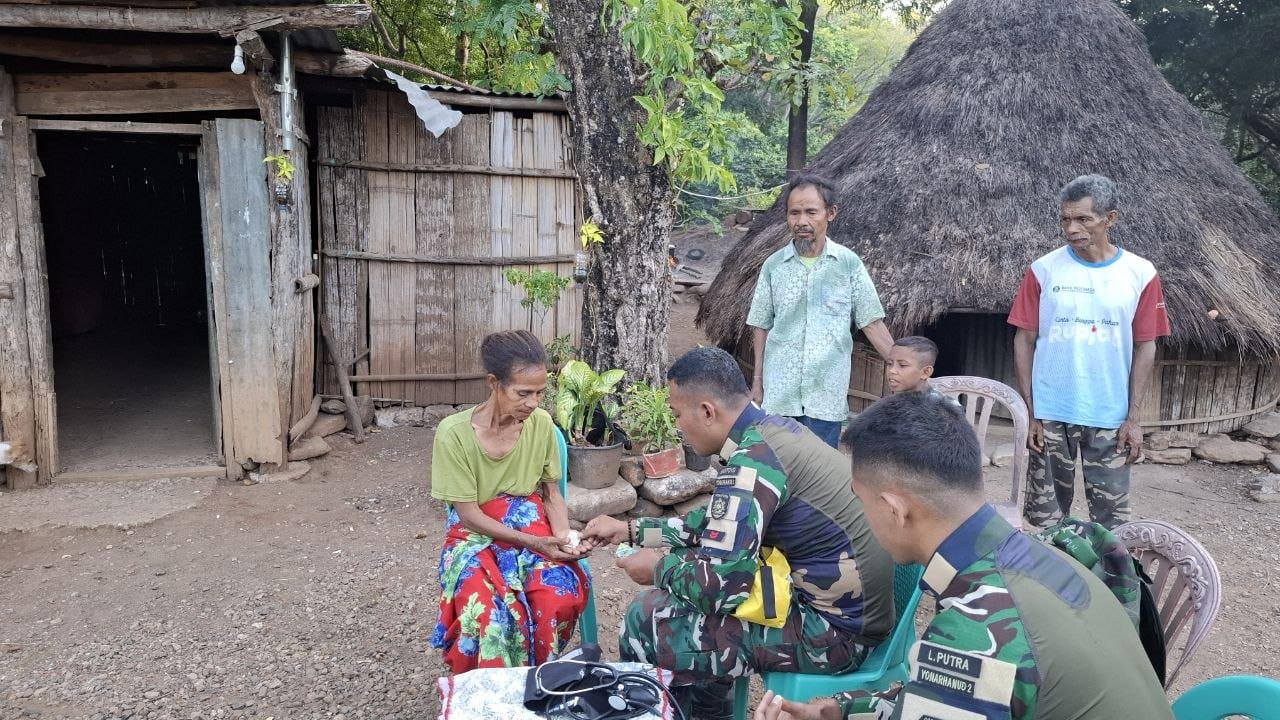 Satgas Pamtas Yonarhanud 2 Kostrad Berikan Pelayanan Kesehatan Keliling