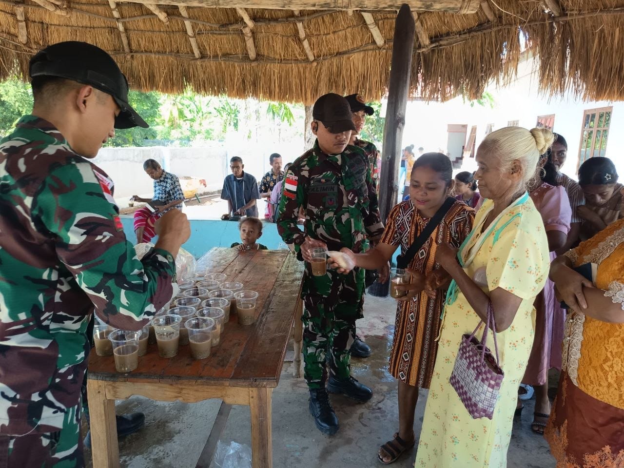 Hadir di Ibadah Minggu, Satgas Pamtas Yonarhanud 2 Kostrad Bagikan Bubur, Roti dan Buku Bacaan