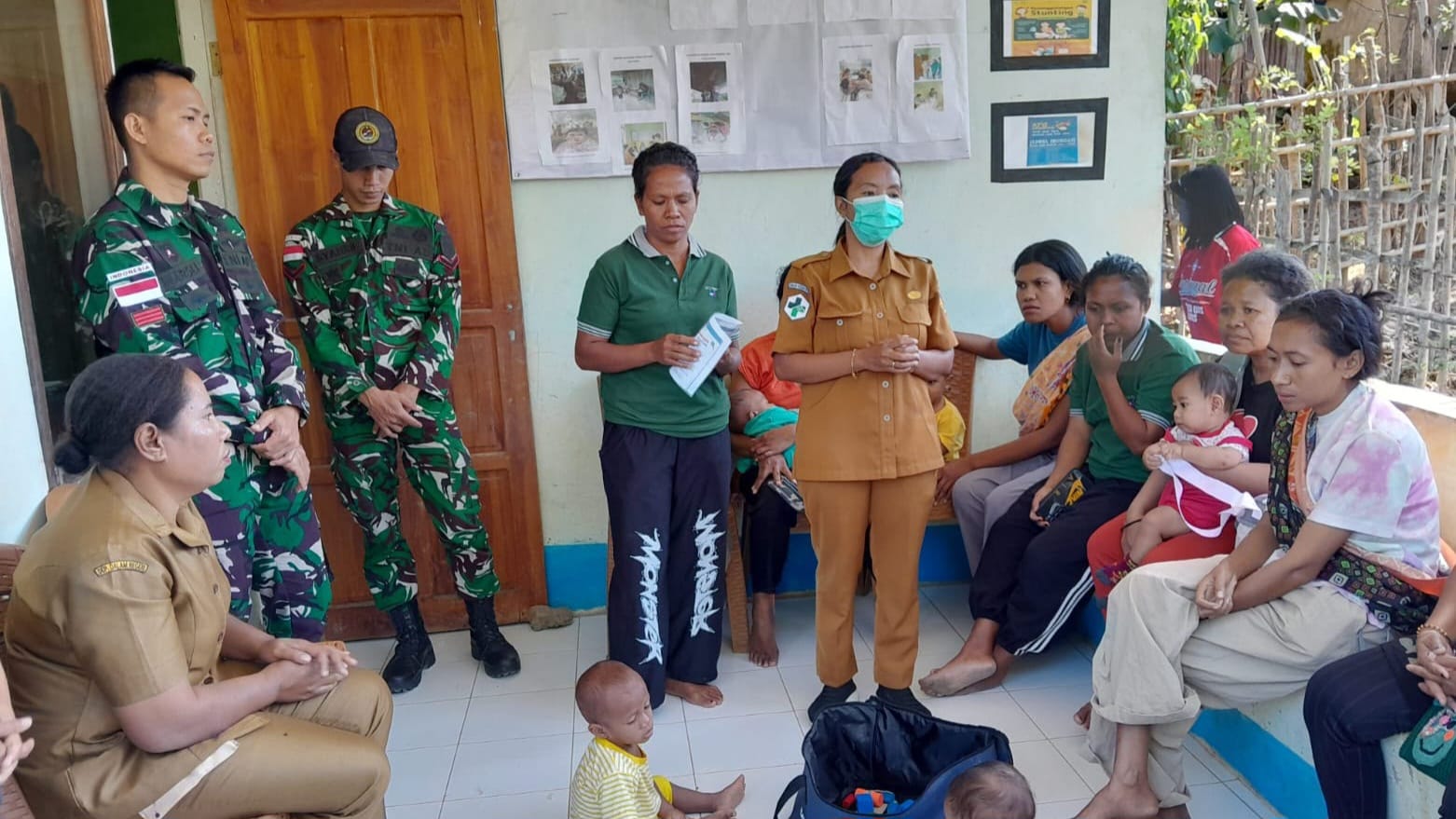 Yonarmed 12 Kostrad Bersinergi dengan KKN dan Tenaga Kesehatan Sukseskan Posyandu di Perbatasan