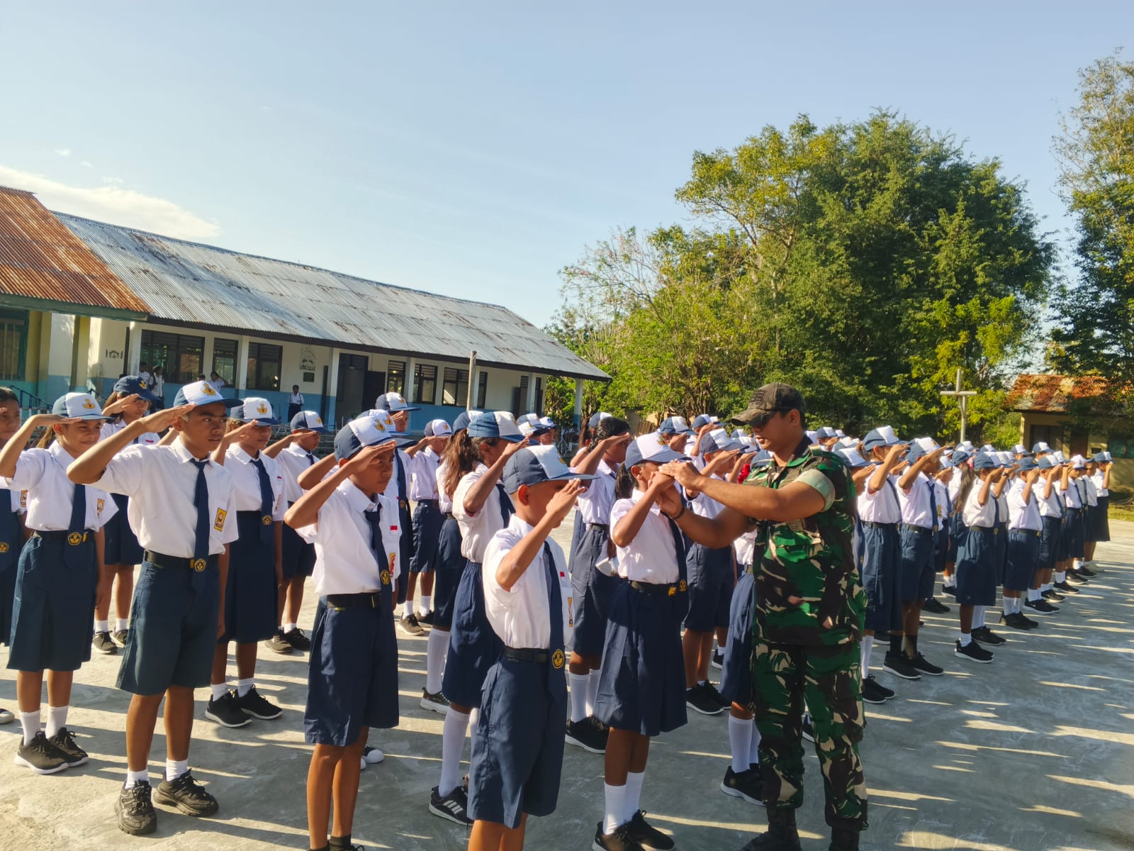 Melalui MPLS, Babinsa Karera Tanamkan Nilai Disiplin dan Kekompakan kepada Siswa Baru
