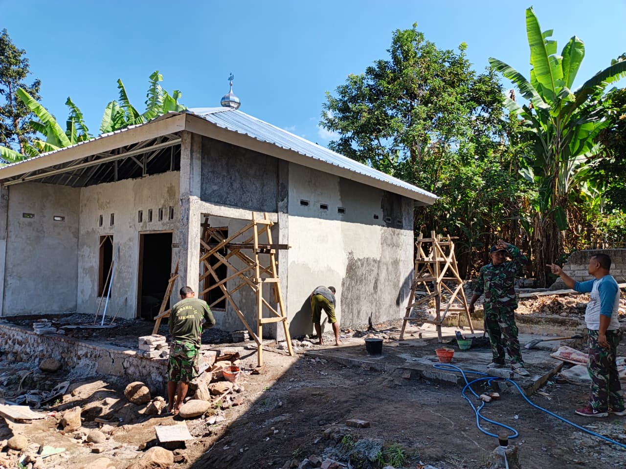 Danramil Aikmel Tinjau Pembangunan Musholla SDN 2 Beriri Jarak, Progres Capai 85 Persen