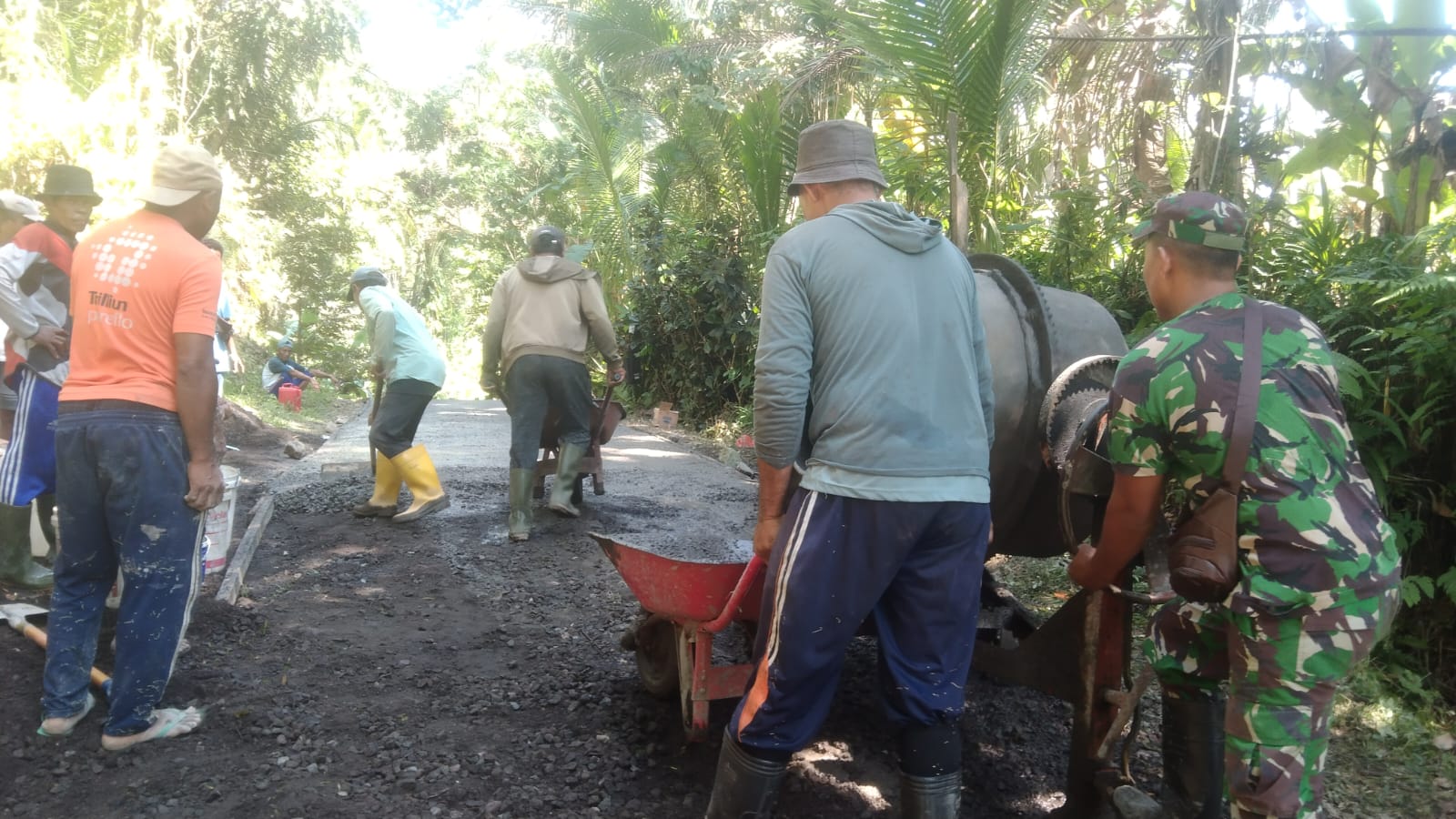 Semangat Gotong Royong TNI-Rakyat, Babinsa Sidemen Percepat Pembangunan Jalan Menuju Bukit Sumawa