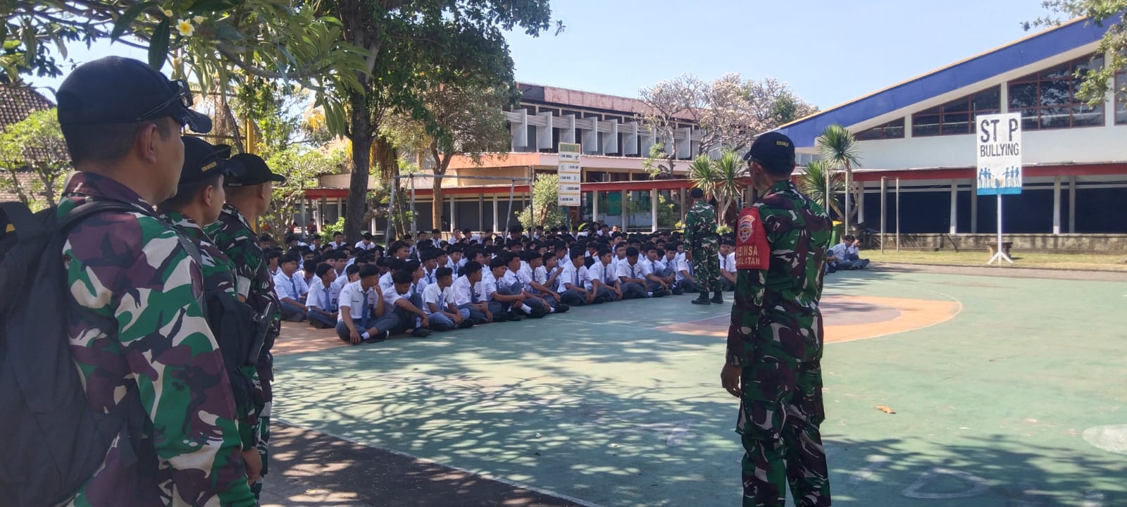 Bangun Karakter Generasi Muda, Personel Koramil 1609-01/Buleleng Jadi Narasumber Pembinaan di SMKN 3 Singaraja